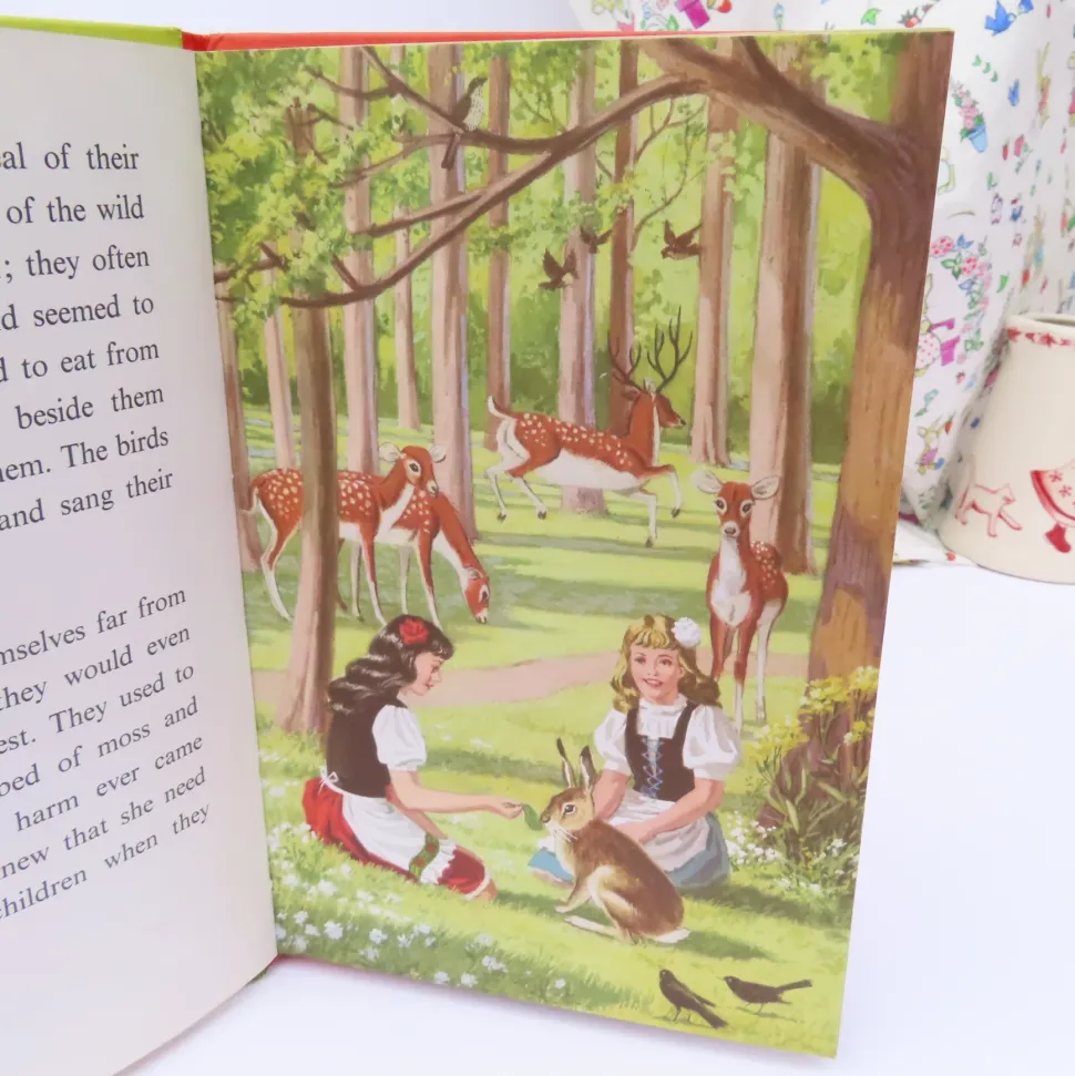 VINTAGE Ladybird book - Snow-White and Rose-Red (early 1970s)